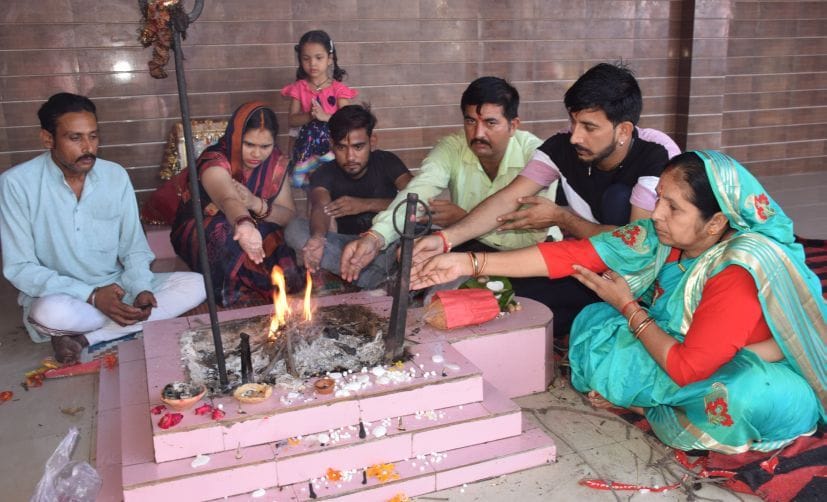 रुद्रपुर के प्राचीन अटरिया मंदिर में हवन पूजन करते श्रद्धालु।