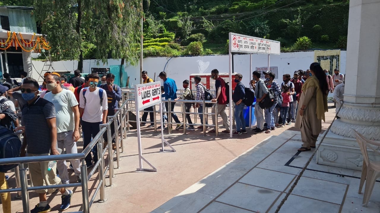 कटड़ा में नवरात्र के अंतिम दिन वीरवार को माता वैष्णो के दर्शन के लिए दर्शनी ड्योढ़ी से प्रस्थान क कटड़ा में नवरात्र के अंतिम दिन वीरवार को माता वैष्णो के दर्शन के लिए दर्शनी ड्योढ़ी से प्रस्थान क