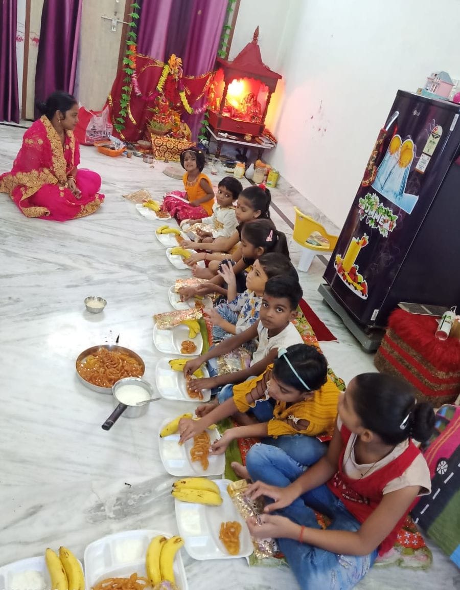 नवरात्र के अवसर पर कन्याओं को भोज कराया गया। संवाद