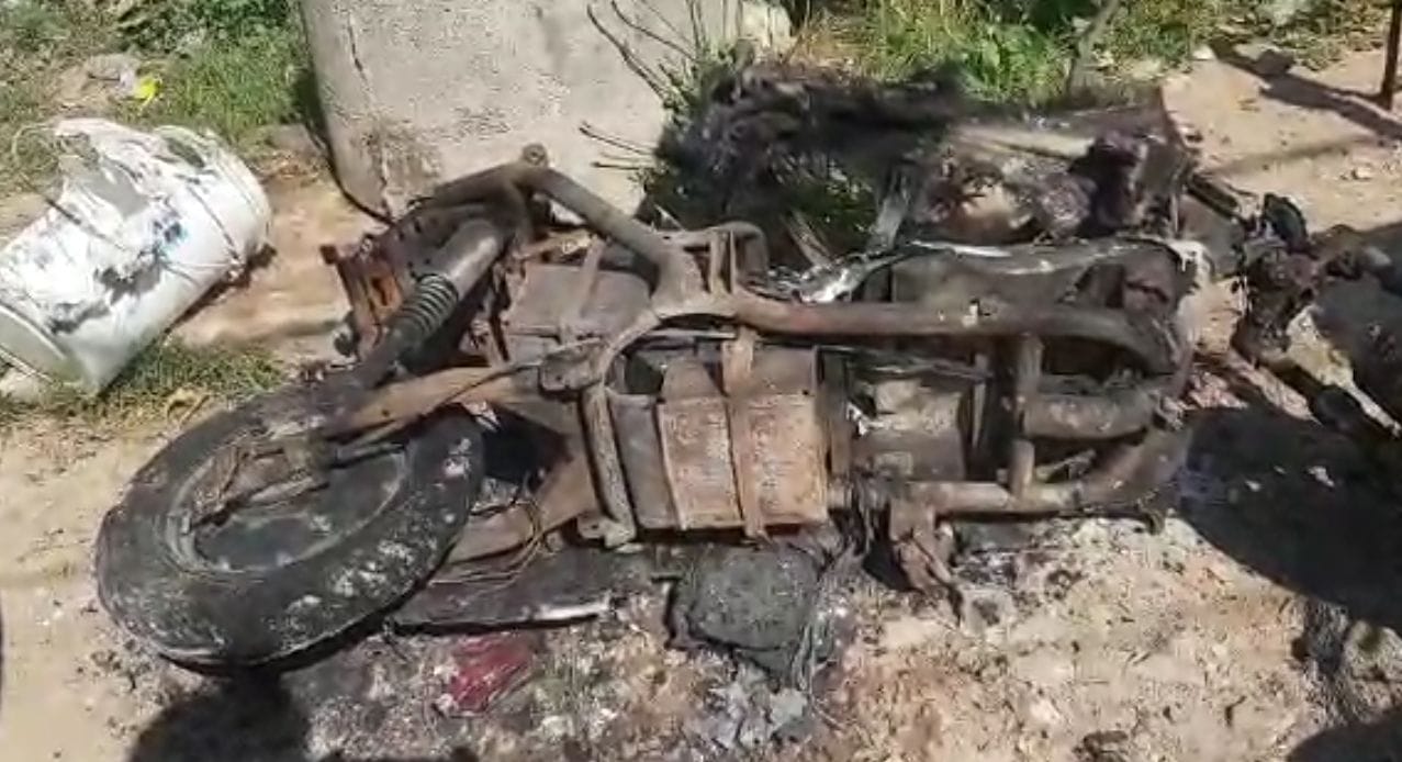 आग की चपेट में आने से जली बाइक। संवाद आग की चपेट में आने से जली बाइक। संवाद