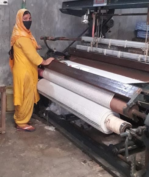कैराना आर्यपुरी में दरी तैयार करती महिला समहू की गुलिस्ता कैराना आर्यपुरी में दरी तैयार करती महिला समहू की गुलिस्ता