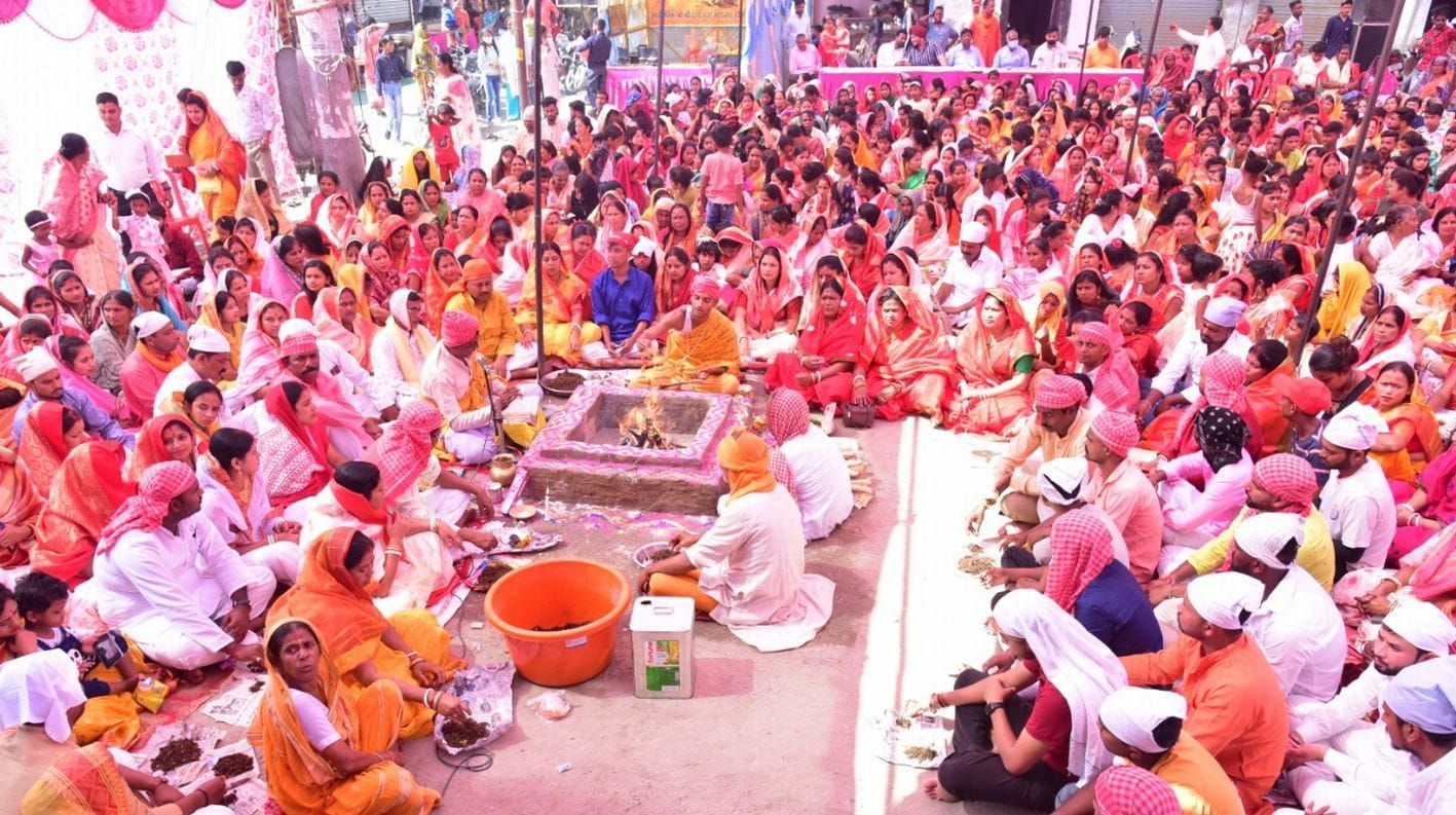 दिनेशपुर के दुर्गा मंदिर परिसर में महानवमी पूजा के तहत हवन यज्ञ में आहुति डालते श्रद्धालु। दिनेशपुर के दुर्गा मंदिर परिसर में महानवमी पूजा के तहत हवन यज्ञ में आहुति डालते श्रद्धालु।