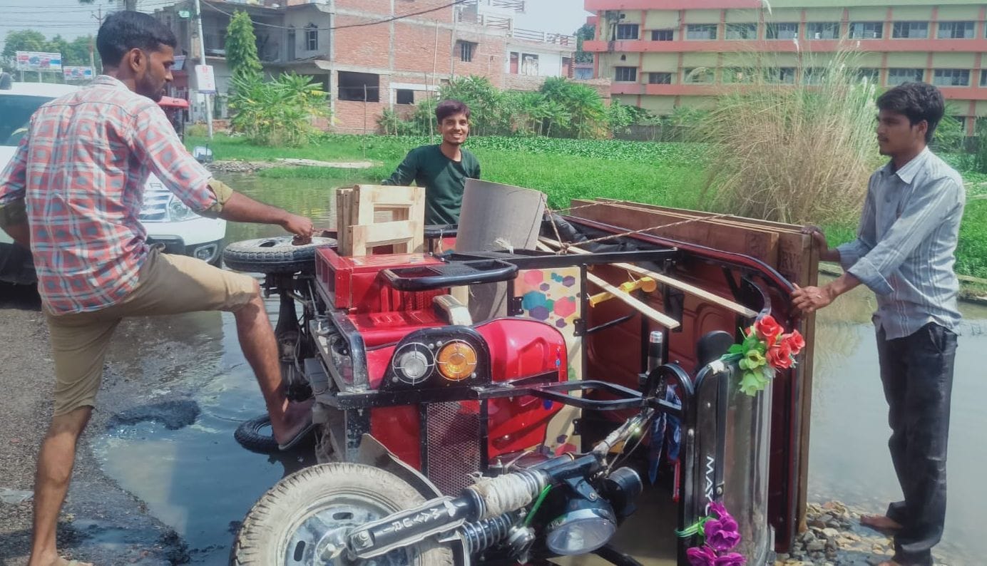 वीआईपी रोड में भरे पानी में पलटे ई-रिक्सा को उठाते लोग। संवाद वीआईपी रोड में भरे पानी में पलटे ई-रिक्सा को उठाते लोग। संवाद