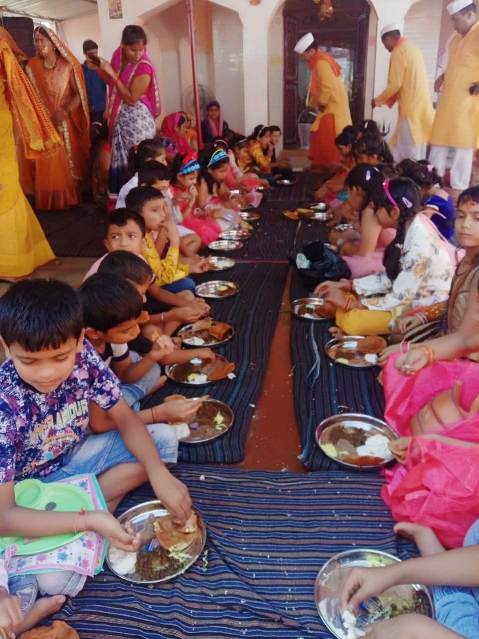 खटीमा के अमाऊं में कन्या पूजन के बाद प्रसाद ग्रहण करतीं कन्याएं।