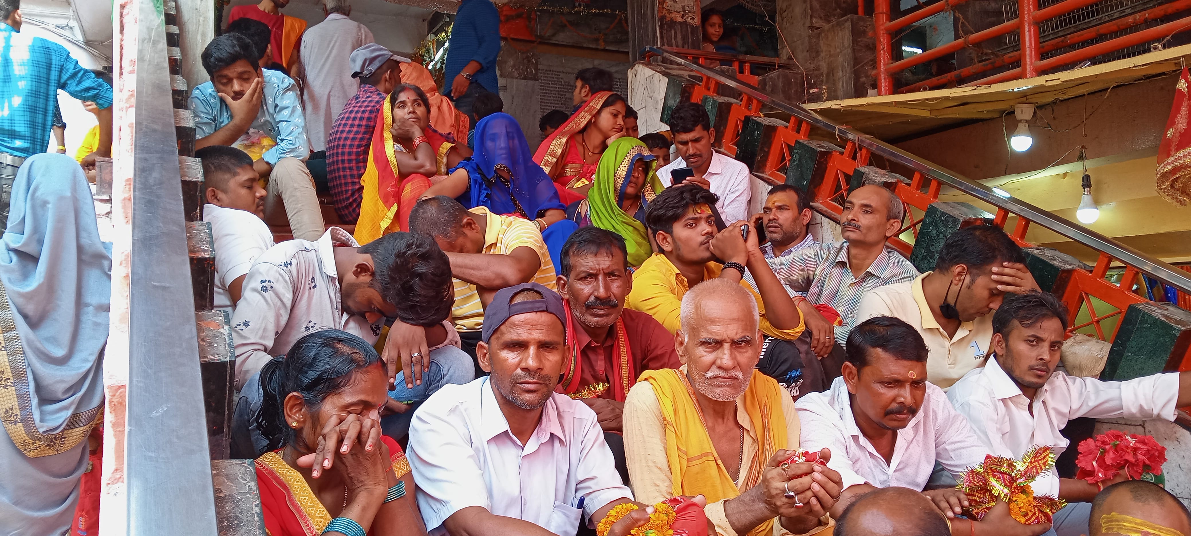 मां का कपाट बंद होने पर दर्शन पूजन करने आए भक्त अपनी अपनी जगहों पर बैठ कर कपाट खुलने का इंतजार करते मां का कपाट बंद होने पर दर्शन पूजन करने आए भक्त अपनी अपनी जगहों पर बैठ कर कपाट खुलने का इंतजार करते