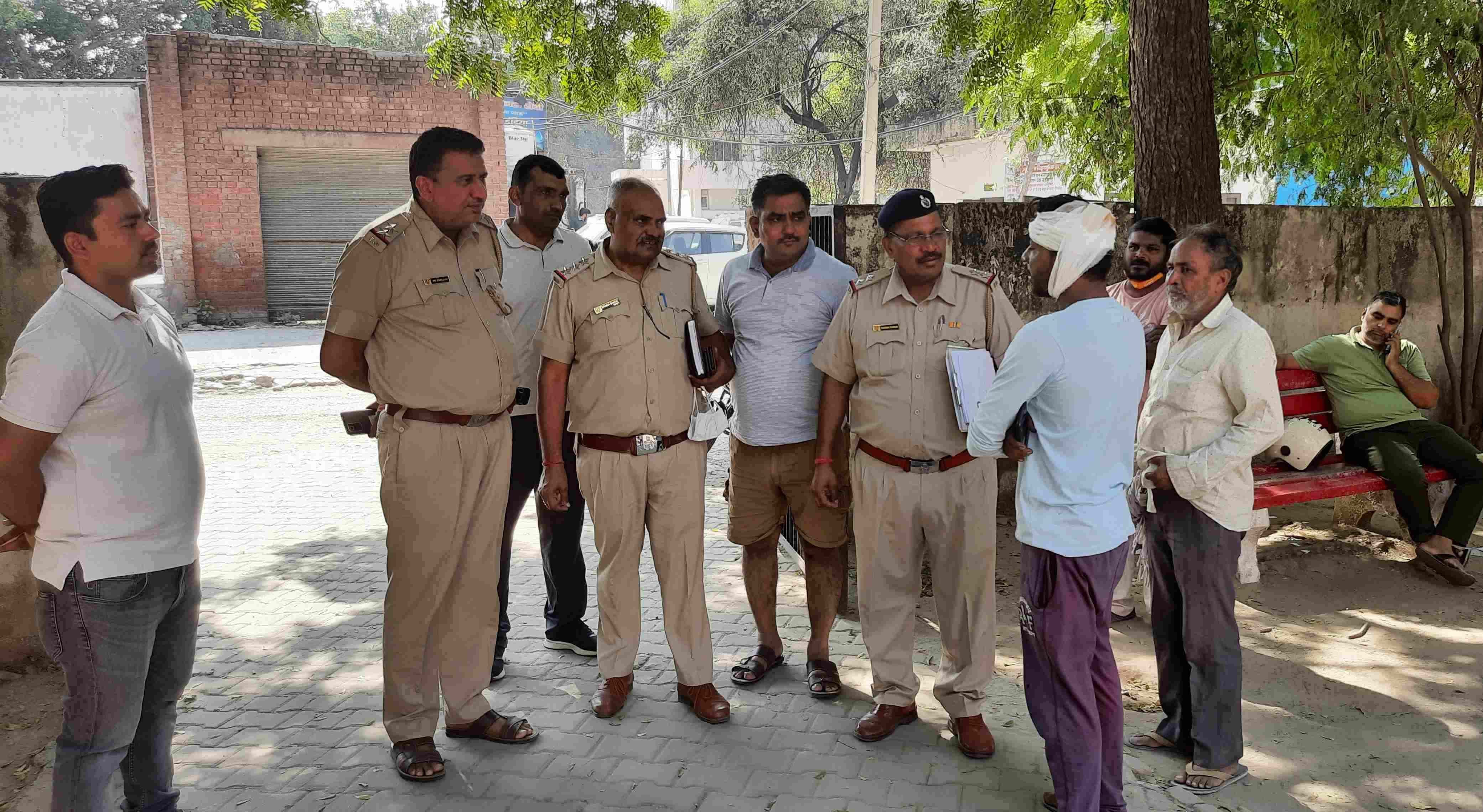 गांव रोहट में बुजुर्ग की हत्या के बाद अस्पताल में घायल से बातचीत करते थाना प्रभारी व अन्य। संवाद