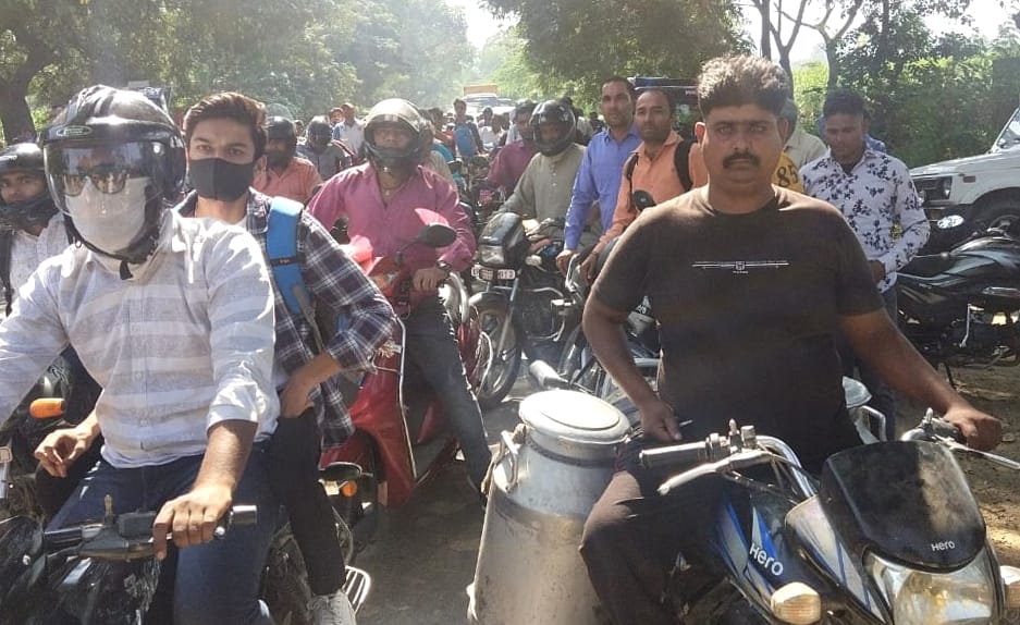 बिजनौर-नजीबाबाद रोड पर स्वाहेड़ी के पास आपस में बस आपस में टकराने के बाद लगा जाम।