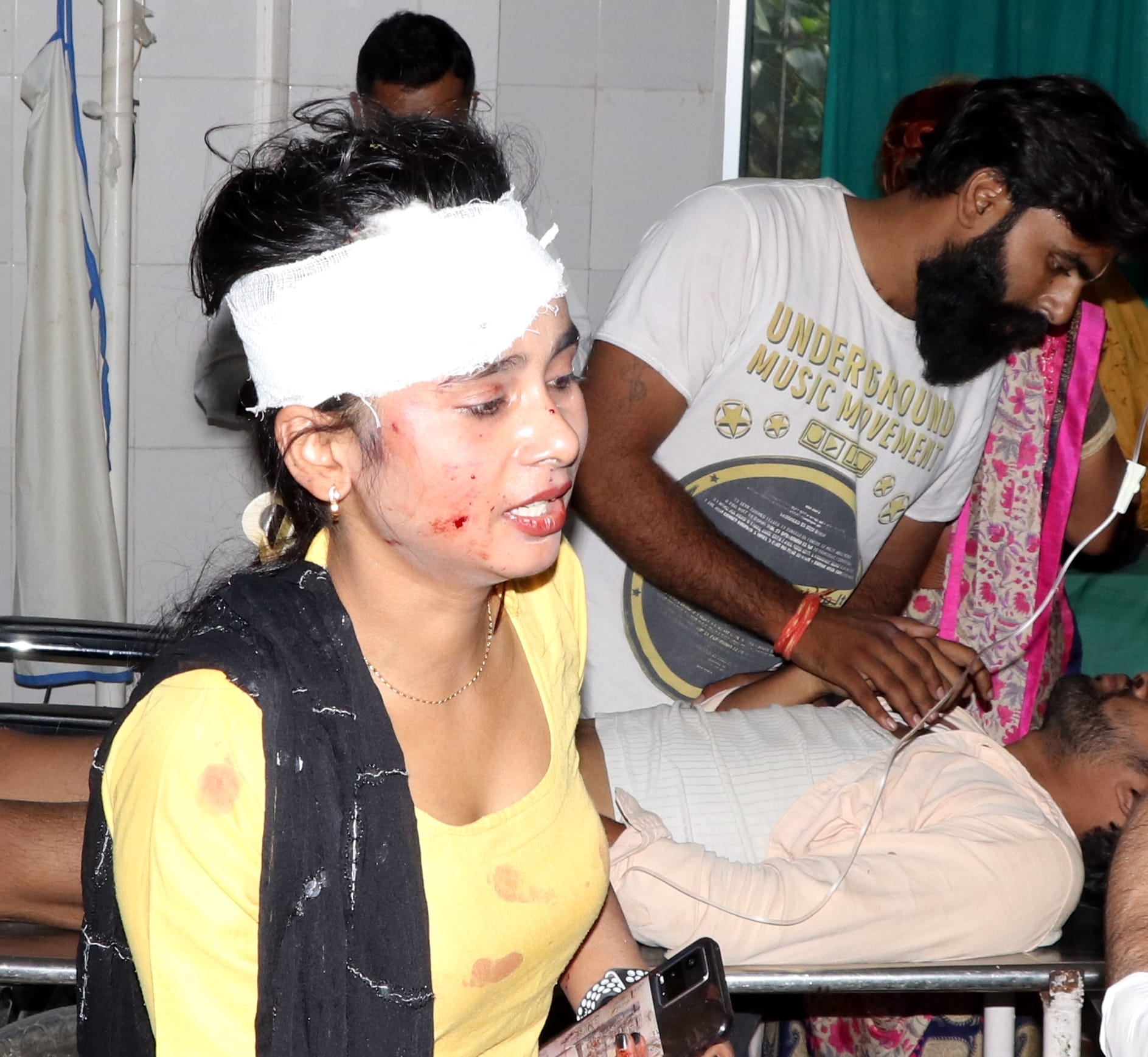 बिजनौर-नजीबाबाद रोड पर स्वाहेड़ी के पास आपस में बस टकराने से हुए घायल।