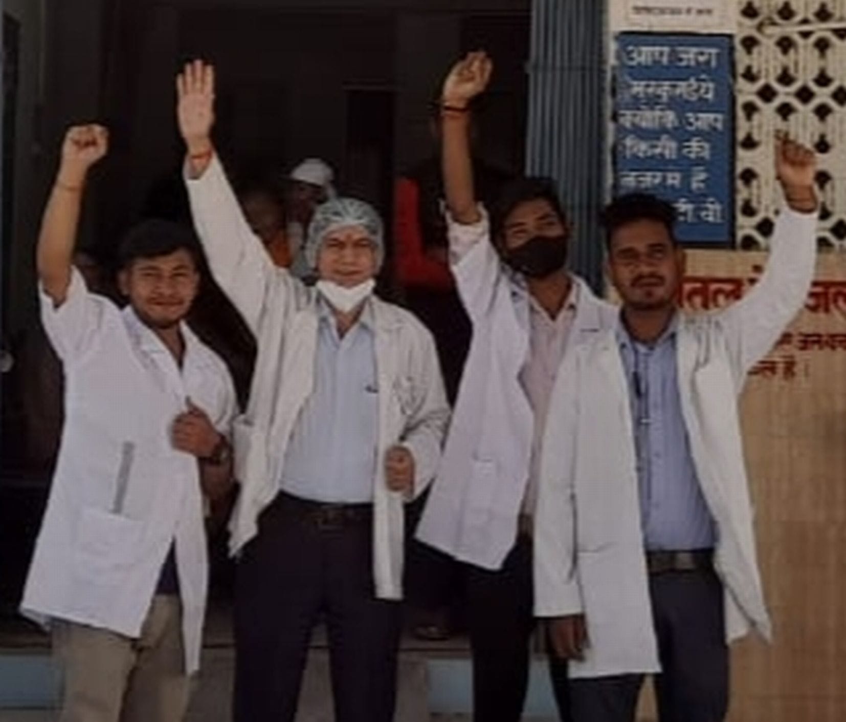 नानकमत्ता सीएचसी पर कार्य बहिष्कार के दौरान प्रदर्शन करते फार्मासिस्ट। नानकमत्ता सीएचसी पर कार्य बहिष्कार के दौरान प्रदर्शन करते फार्मासिस्ट।