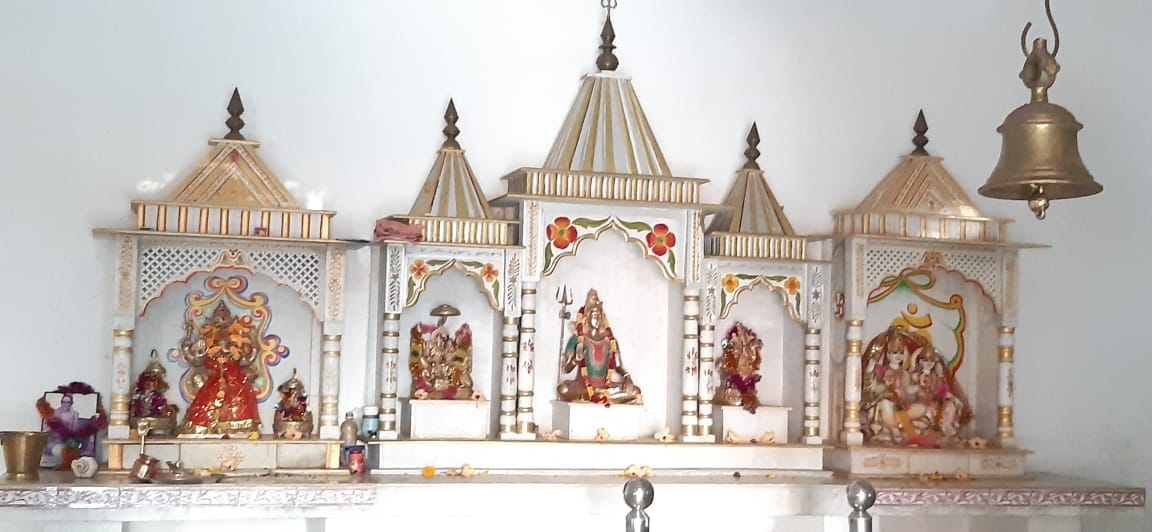 छपरादेवी मंदिर में भगवान की प्रतिमाएं छपरादेवी मंदिर में भगवान की प्रतिमाएं