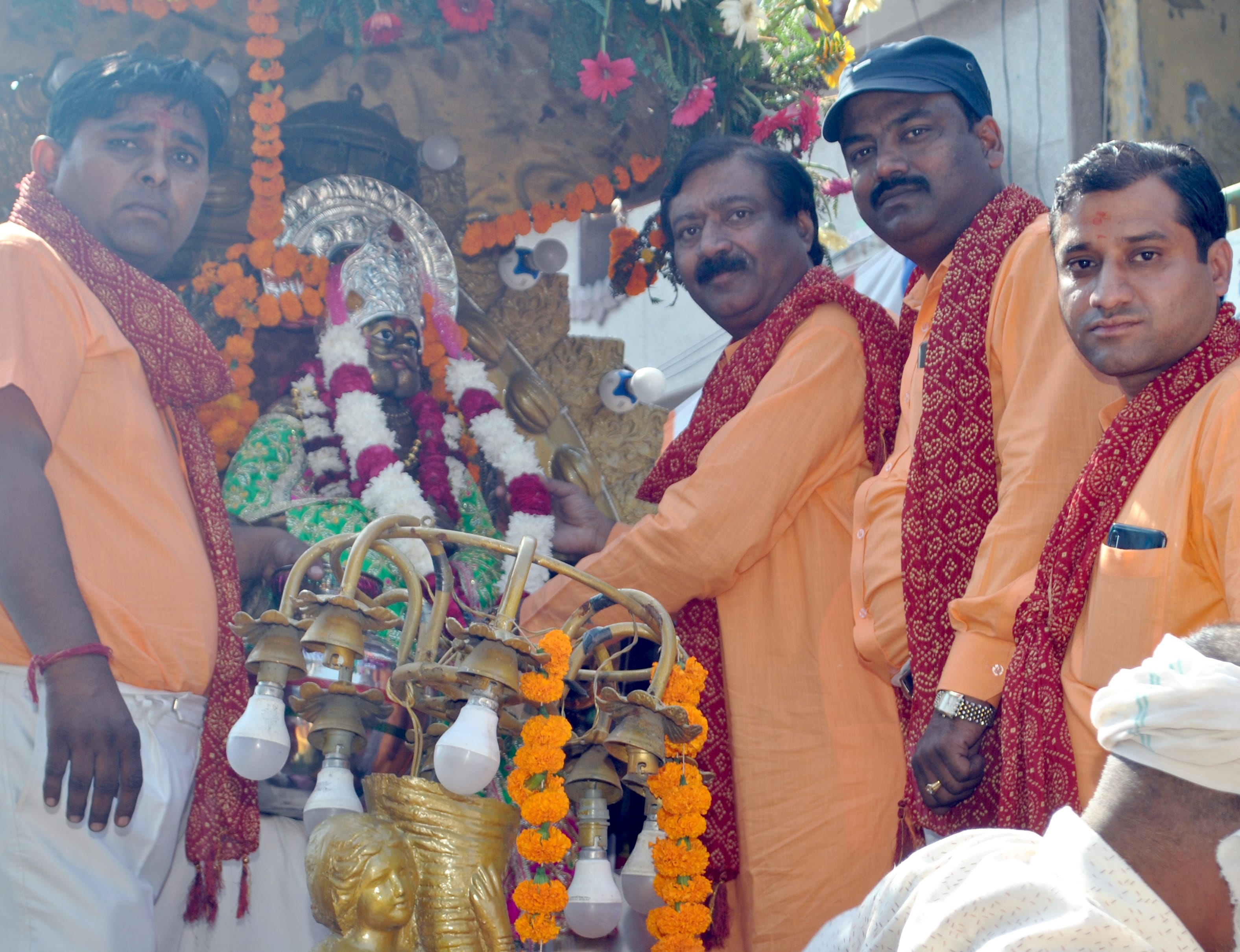 शामली महाराजा अग्रसेन की मुर्ति पर माल्यापर्ण करते पूर्व चेयरमैन अरविन्द संगल व वैश्य समाज के ल? शामली महाराजा अग्रसेन की मुर्ति पर माल्यापर्ण करते पूर्व चेयरमैन अरविन्द संगल व वैश्य समाज के ल?