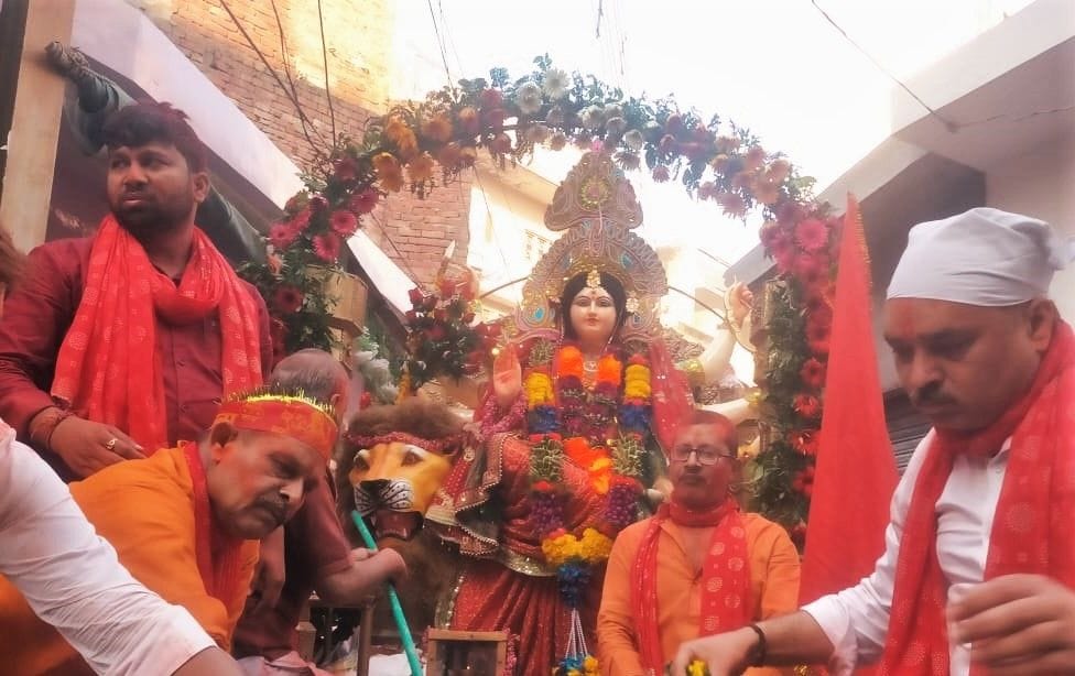कैराना में दुर्गा नवमी पर निकाली गई विशाल सांझी की शोभायात्रा कैराना में दुर्गा नवमी पर निकाली गई विशाल सांझी की शोभायात्रा