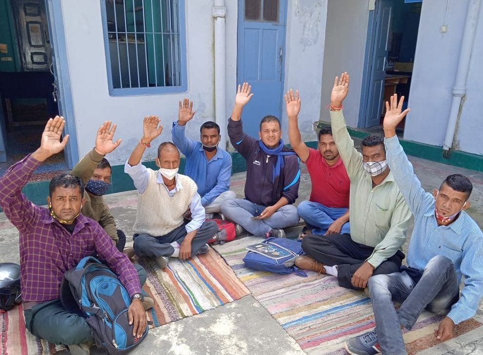 रानीखेत जल संस्थान कार्यालय पर नारेबाजी करते आंदोलनरत संविदा कर्मी। संवाद रानीखेत जल संस्थान कार्यालय पर नारेबाजी करते आंदोलनरत संविदा कर्मी। संवाद