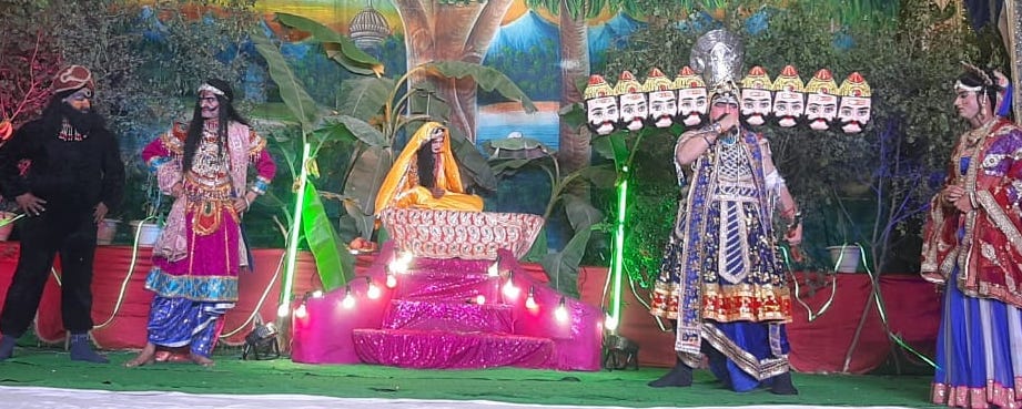 कांधला में रामलीला का मंचन करते कलाकार कांधला में रामलीला का मंचन करते कलाकार