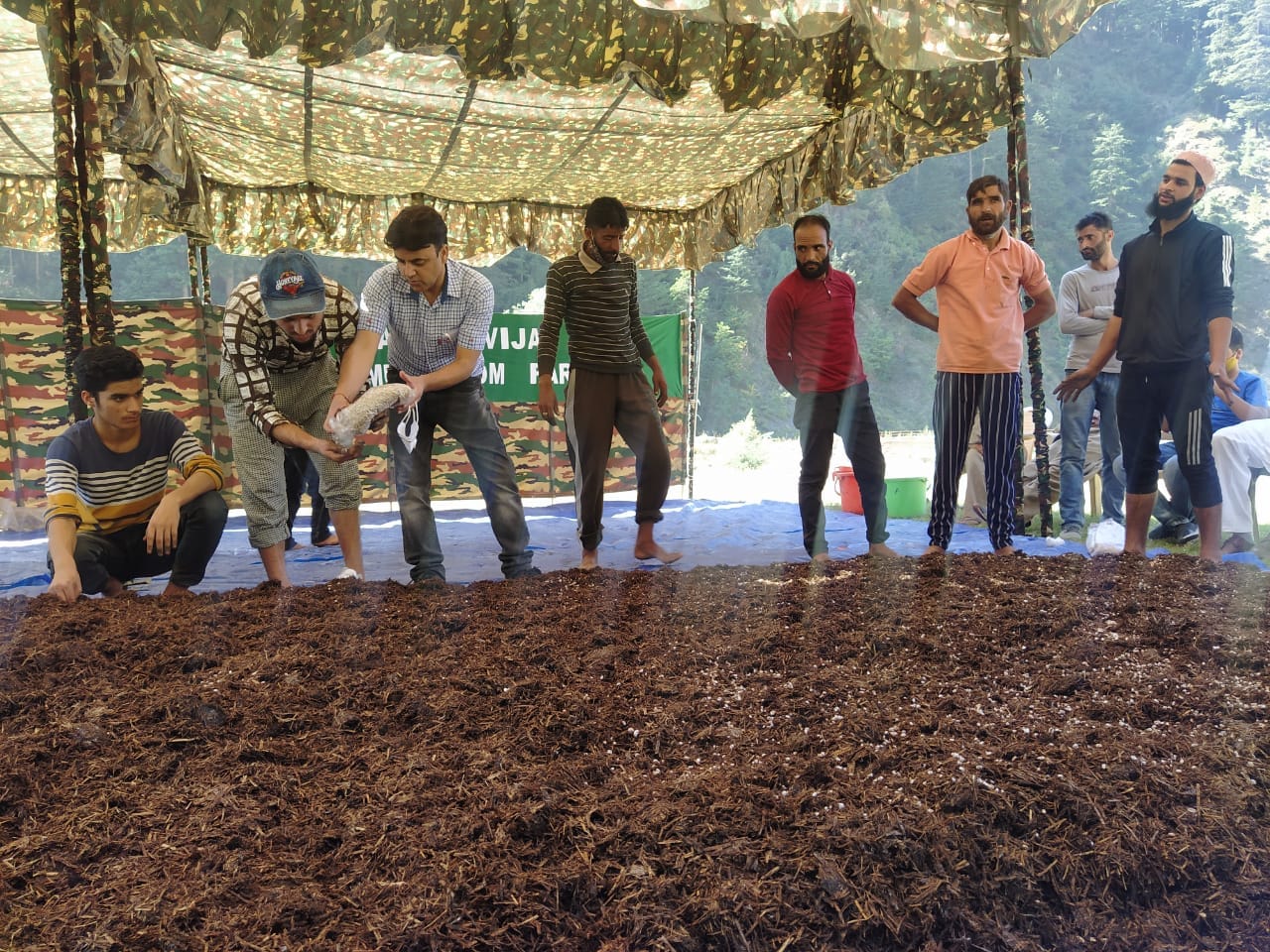 फोटो..भारतीय सेना ने मशरूम की खेती को लेकर  छात्रू के युवाओं को जागरुक किया बटन मशरूम बीज भी वितरित