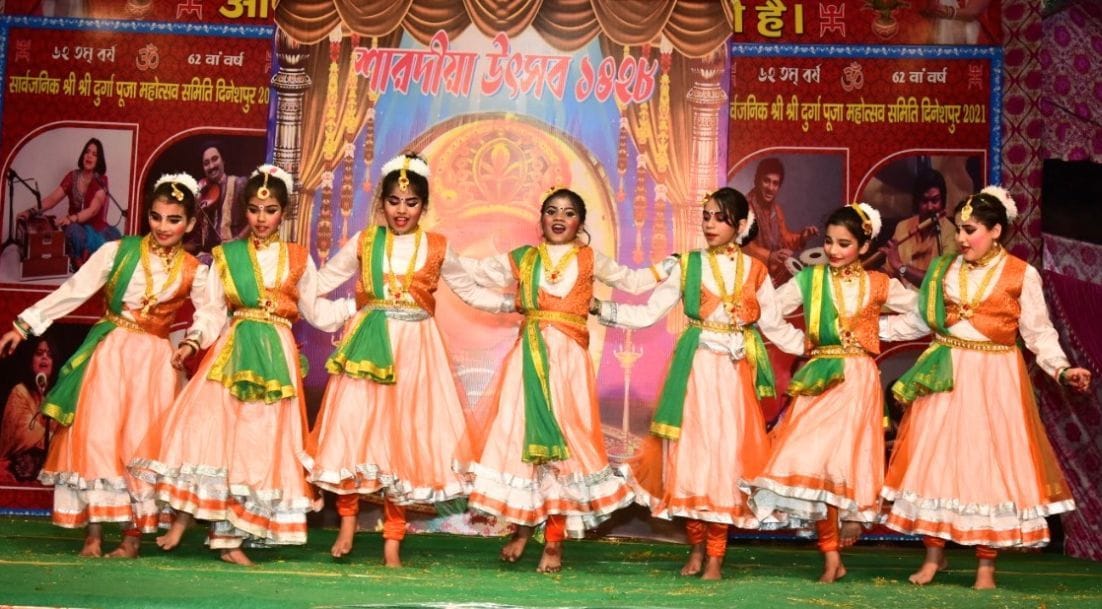दिनेशपुर में रंगमंच पर कार्यक्रम प्रस्तुत करते कलाकार। दिनेशपुर में रंगमंच पर कार्यक्रम प्रस्तुत करते कलाकार।