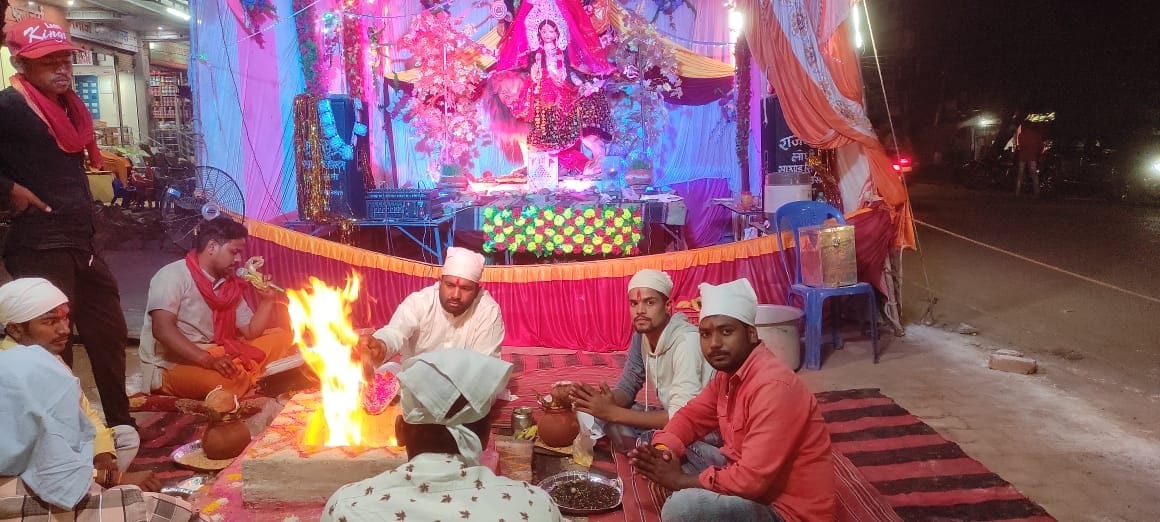 मॉ के दरवार में हवन पूजन करते श्रृधालू मॉ के दरवार में हवन पूजन करते श्रृधालू