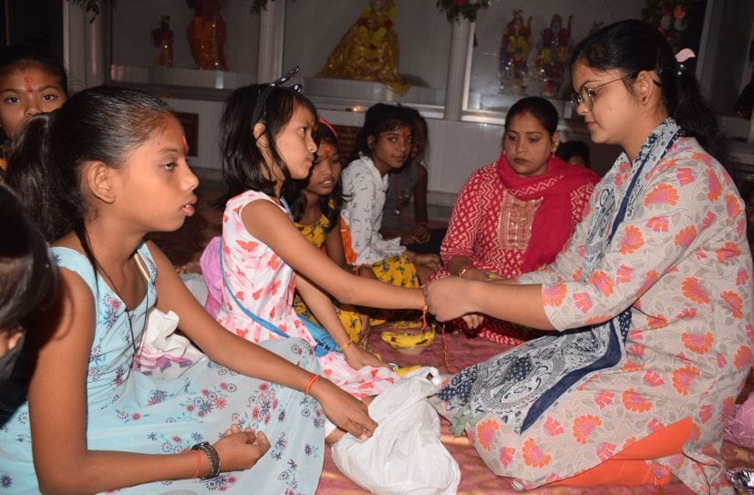 रुद्रपुर के दुर्गा मंदिर में कन्या पूजन करतीं महिलाएं।