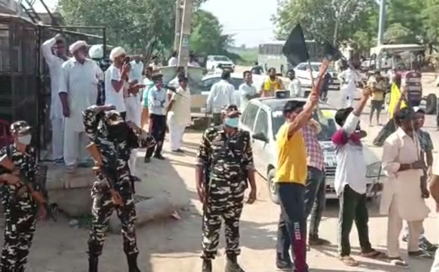 चुनाव प्रचार के दौरान भाजपा नेताओं का विरोध करते किसान चुनाव प्रचार के दौरान भाजपा नेताओं का विरोध करते किसान