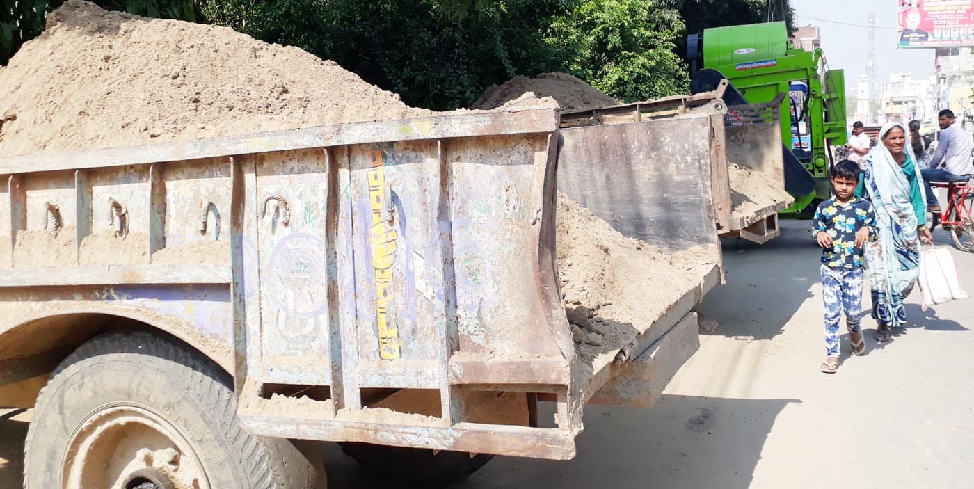 उझानी पुलिस की गिरफ्त में मिट्टी से लदी ट्रैक्टर-ट्रॉलियों समेत जेसीबी मशीन। संवाद