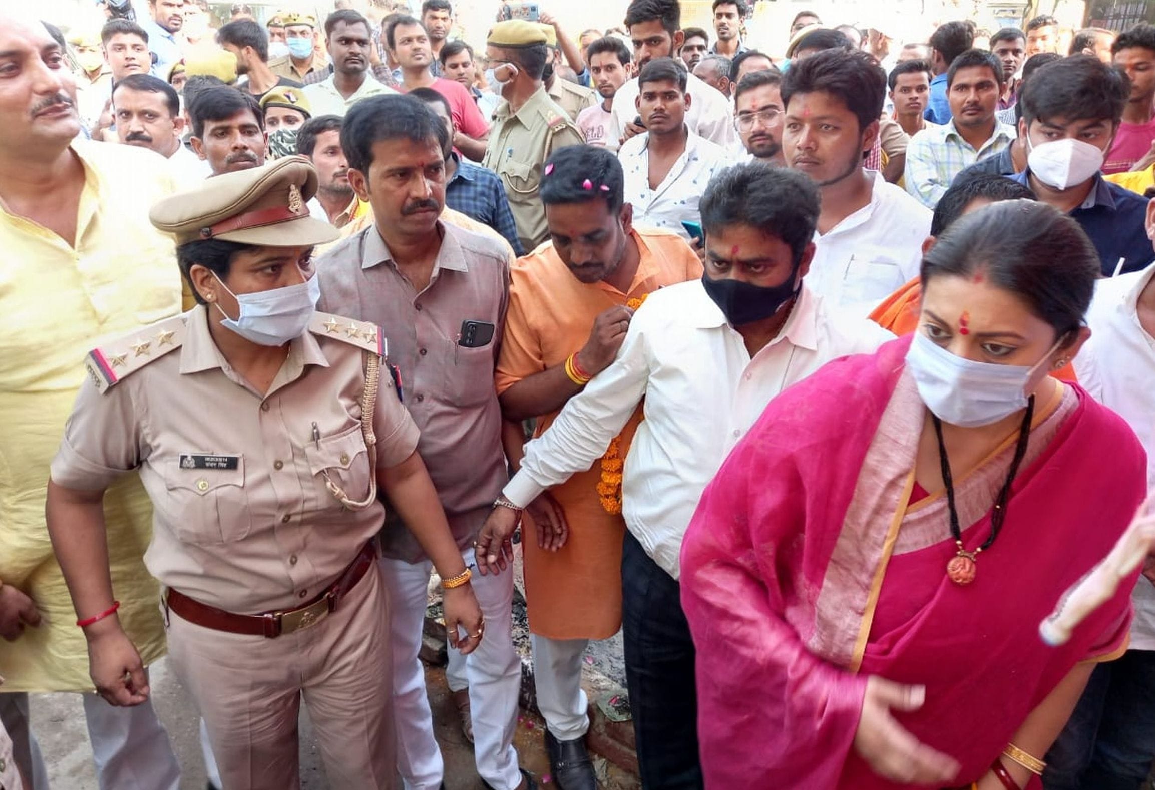 06 : इन्हौना : अहोरवा भवानी मंदिर दर्शन करने जातीं केंद्रीय मंत्री। -संवाद 06 : इन्हौना : अहोरवा भवानी मंदिर दर्शन करने जातीं केंद्रीय मंत्री। -संवाद
