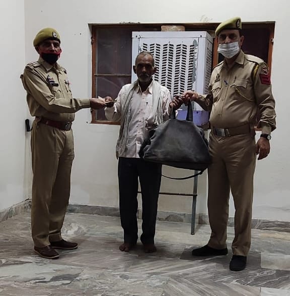 13,14 रेलवे स्टेंशन पर पुलिस कर्मी यात्रियों को बैग लोटाते हुए 13,14 रेलवे स्टेंशन पर पुलिस कर्मी यात्रियों को बैग लोटाते हुए
