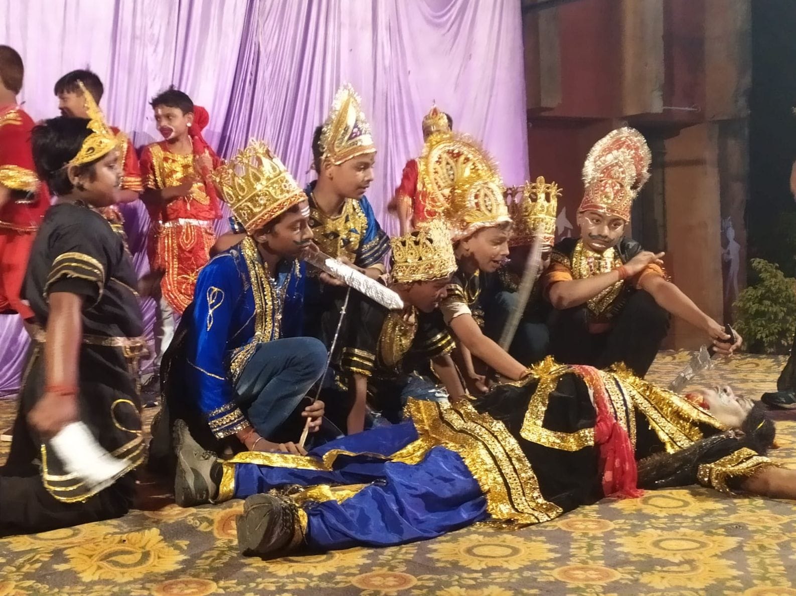 16द्दस्रड्डश्च6-गोंडा के मनकापुर आईटीआई परिसर में आयोजित रामलीला में कुंभकरण के मौत पर विलाप करते 16द्दस्रड्डश्च6-गोंडा के मनकापुर आईटीआई परिसर में आयोजित रामलीला में कुंभकरण के मौत पर विलाप करते