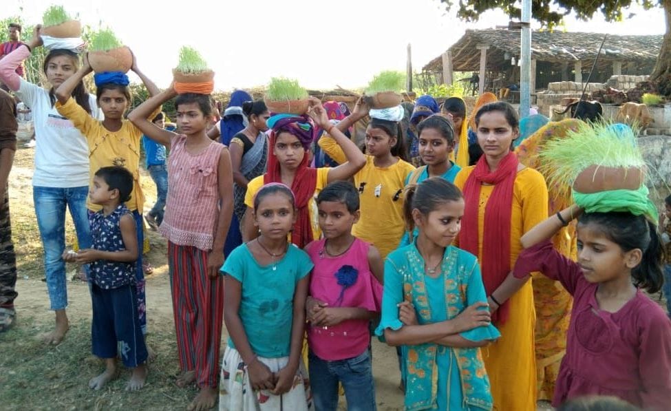 फोटो-4- - दशहरे की पूजा के लिए मंदाकिनी नदी में स्नान करने और जवारा विसर्जन के लिए जाते भक्तगण। संवा? फोटो-4- - दशहरे की पूजा के लिए मंदाकिनी नदी में स्नान करने और जवारा विसर्जन के लिए जाते भक्तगण। संवा?