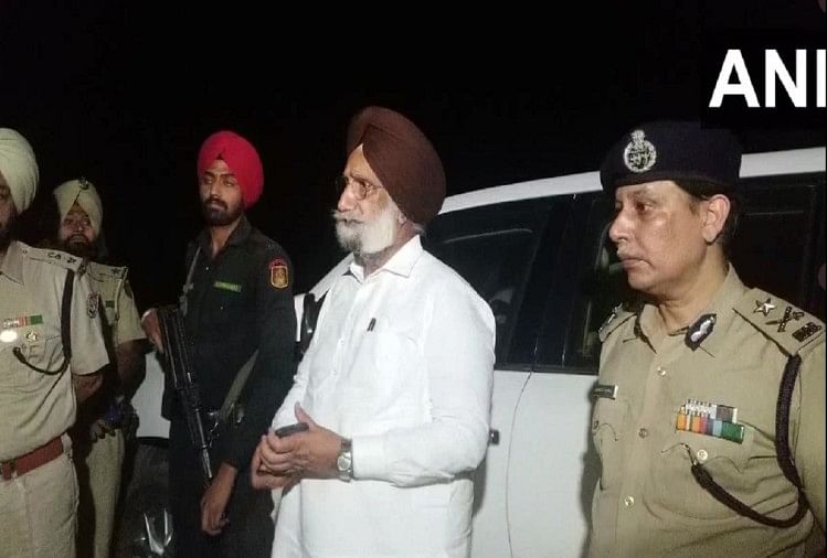 पंजाब : उप मुख्यमंत्री सुखजिंदर सिंह रंधावा अचानक पहुंचे पाक सीमा से सटे अजनाला सुखजिंदर सिंह रंधावा