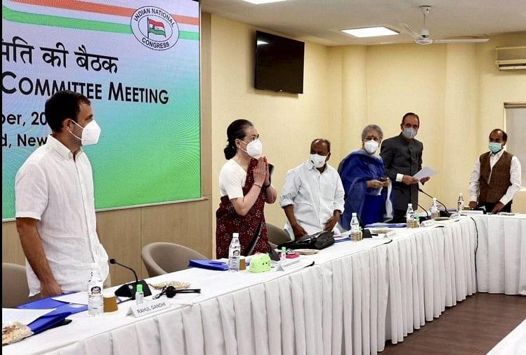 कांग्रेस कार्यसमिति की बैठक में सोनिया गांधी के साथ राहुल गांधी और पार्टी के अन्य बड़े नेता।