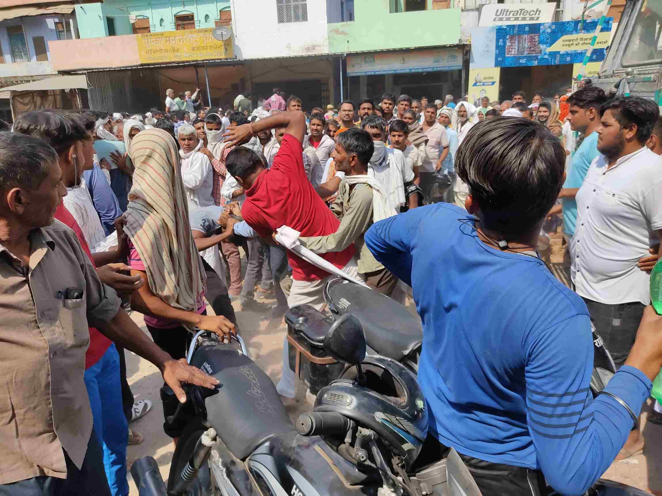 अनाज मंडी में डीएपी खाद खरीद के दौरान हाथापाई करते लोग । अनाज मंडी में डीएपी खाद खरीद के दौरान हाथापाई करते लोग ।