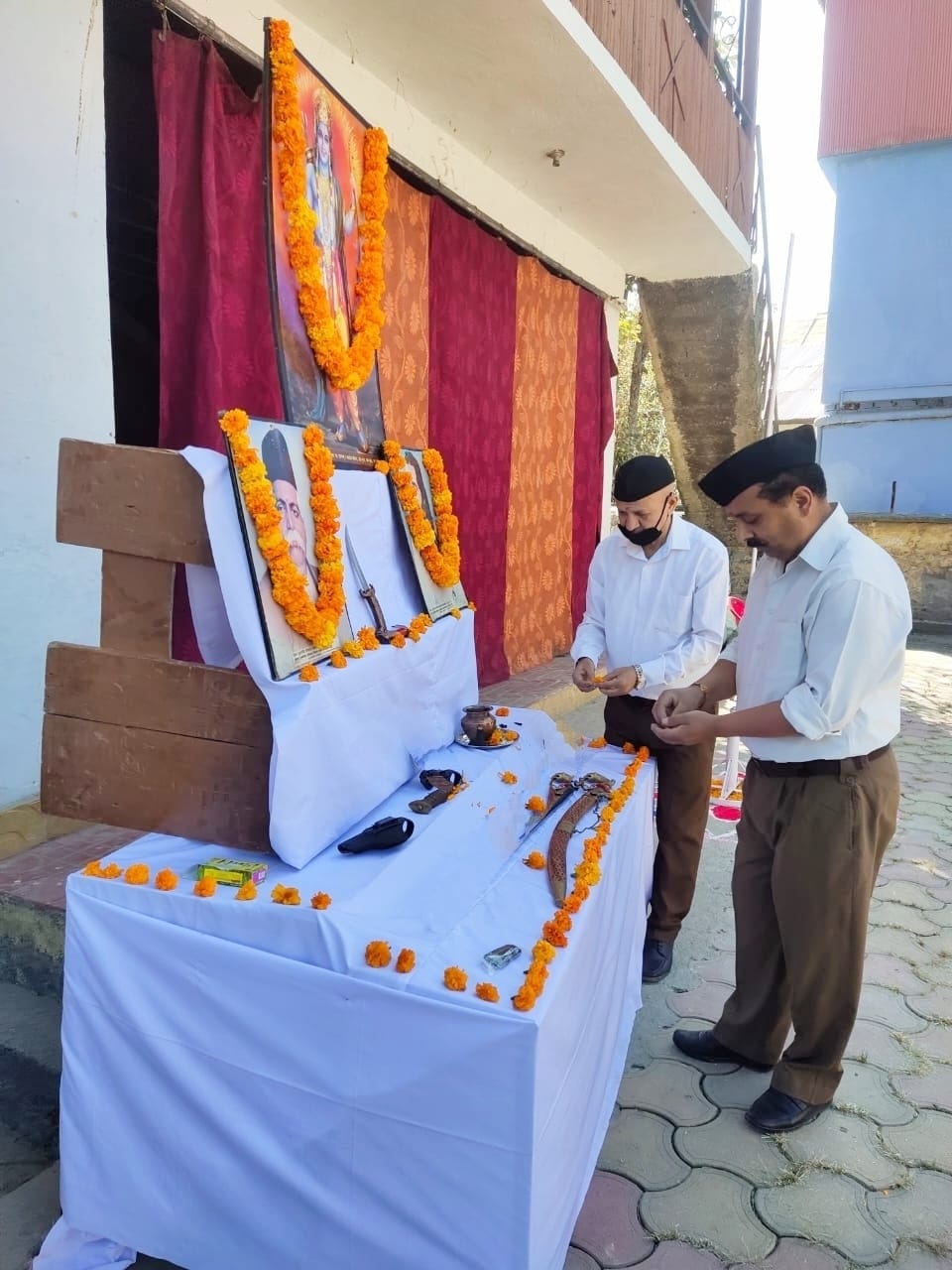 भद्रवाह में विजयदशमी पर आयोजित कार्यक्रम में शस्त्र पूजन करते आरएसएस कार्यकर्ता भद्रवाह में विजयदशमी पर आयोजित कार्यक्रम में शस्त्र पूजन करते आरएसएस कार्यकर्ता
