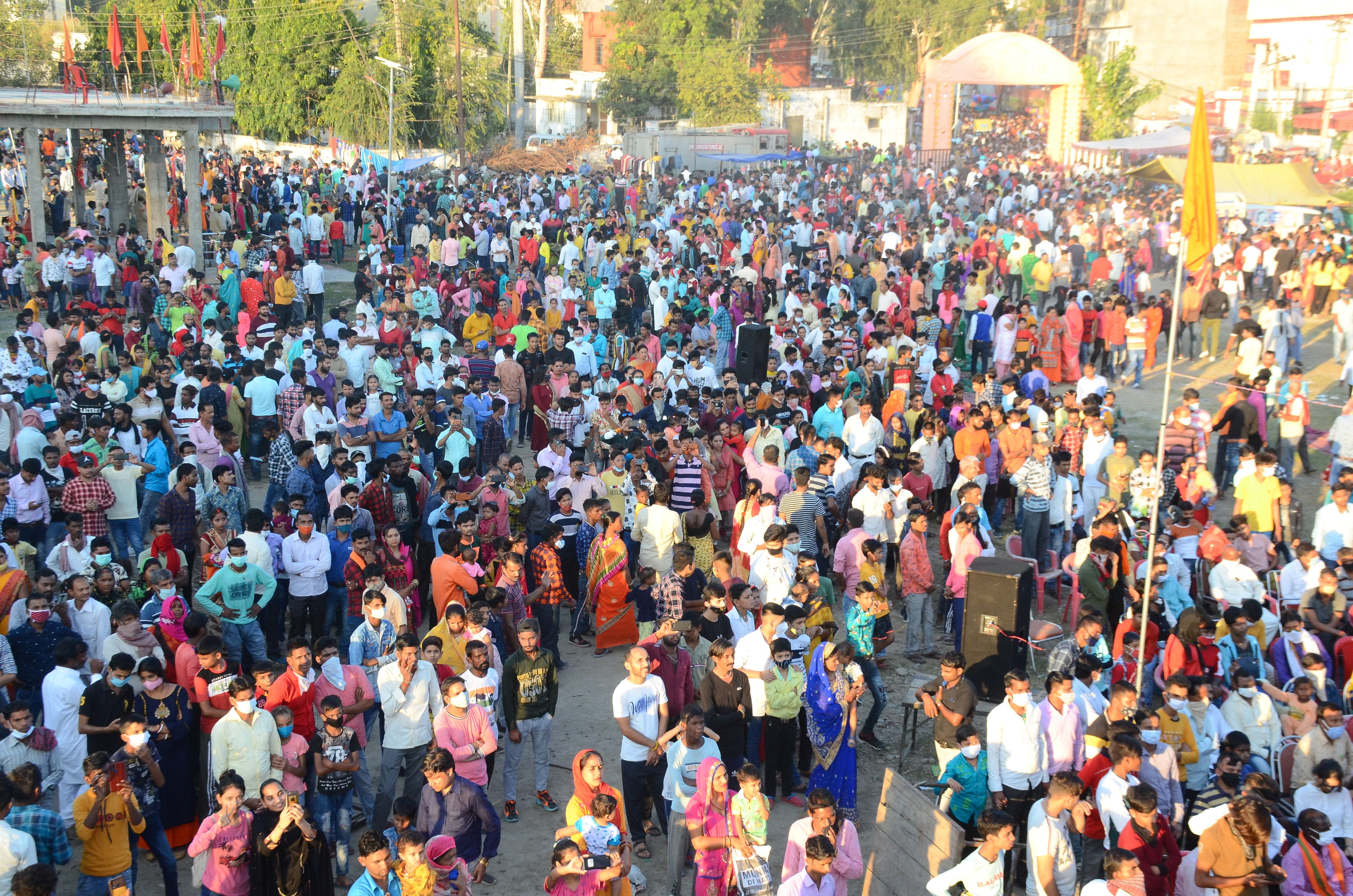 कठुआ के रामलीला मैदान में उमड़ी भीड़।