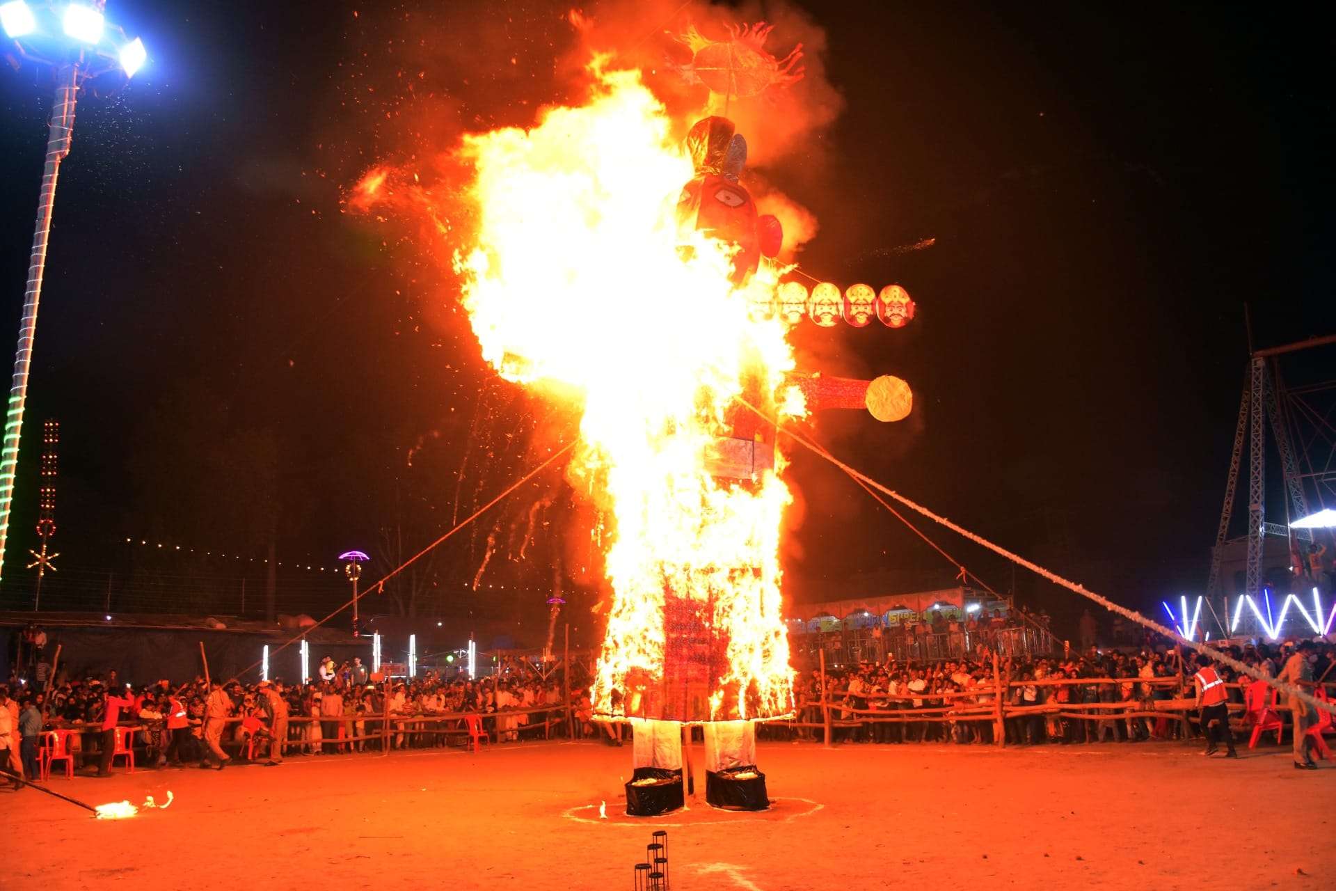 दशहराः बदायूं में शुक्रवार को जलता हुआ दशानन का पुतला। संवाद दशहराः बदायूं में शुक्रवार को जलता हुआ दशानन का पुतला। संवाद