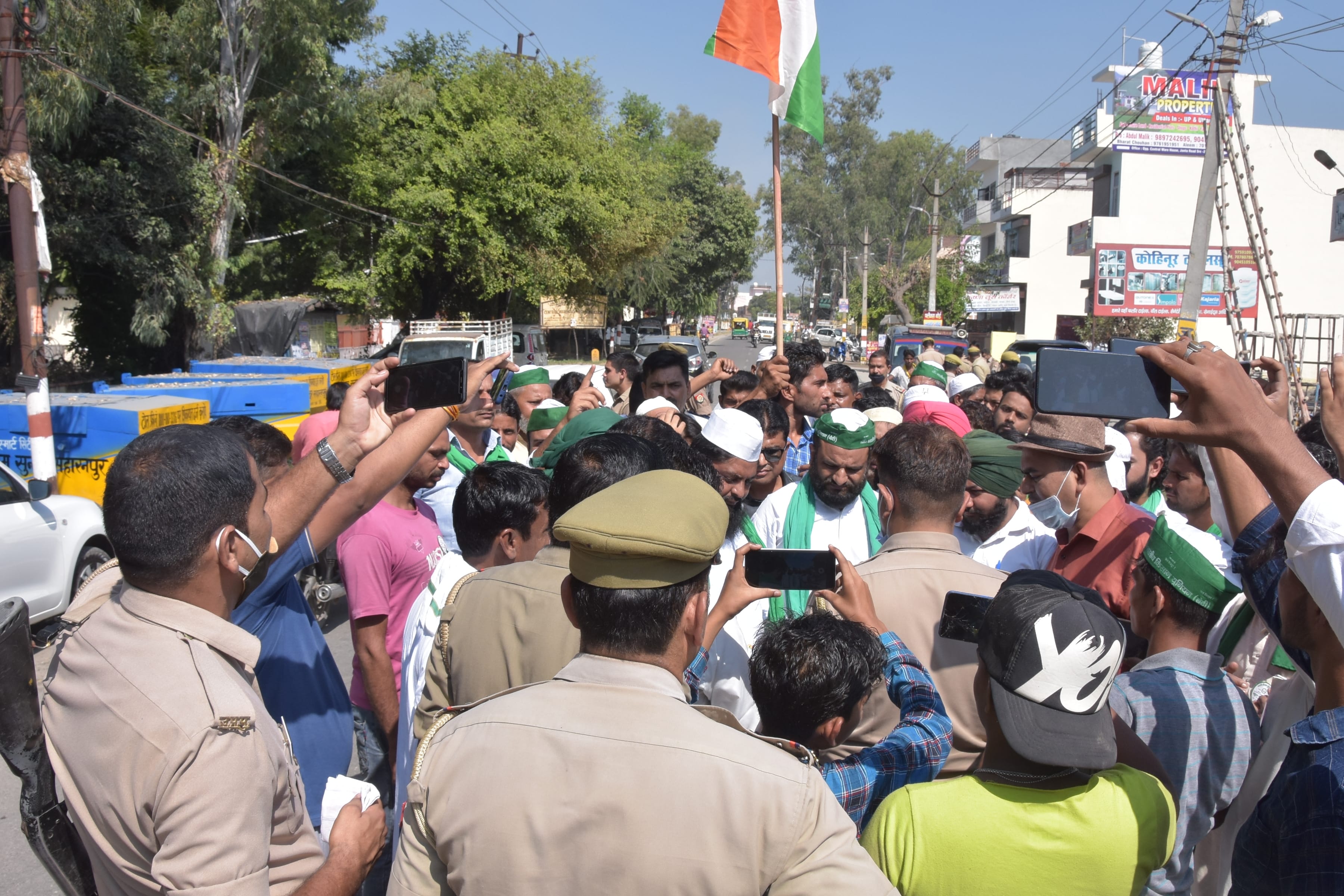 जनता रोड़ भाक्यू बेदी कार्यालय पर पुतला फुंकने के दौरान तैनात पुलिस जाम लगाते कार्यकर्ता