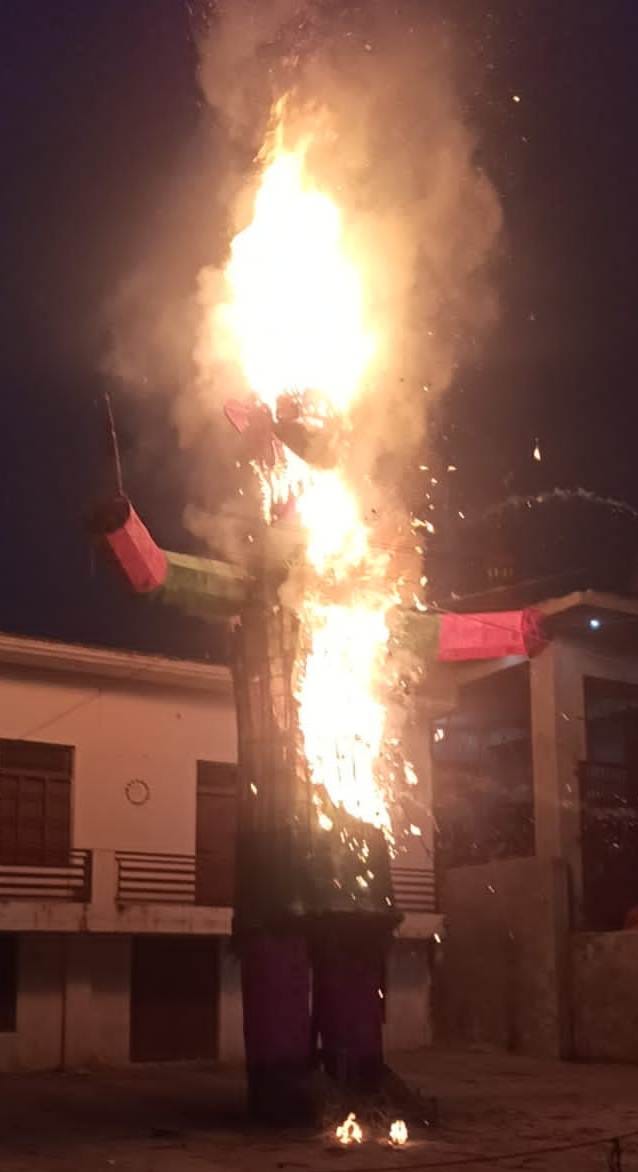 बुढ़ाना के चांदनी वाला मंदिर परिसर में धूं-धूं कर जला रावण का पुतला।