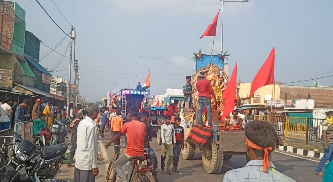 कोहडौर बाजार में देवी प्रतिमा विर्सजन को लेकर जाते लोग। संवाद