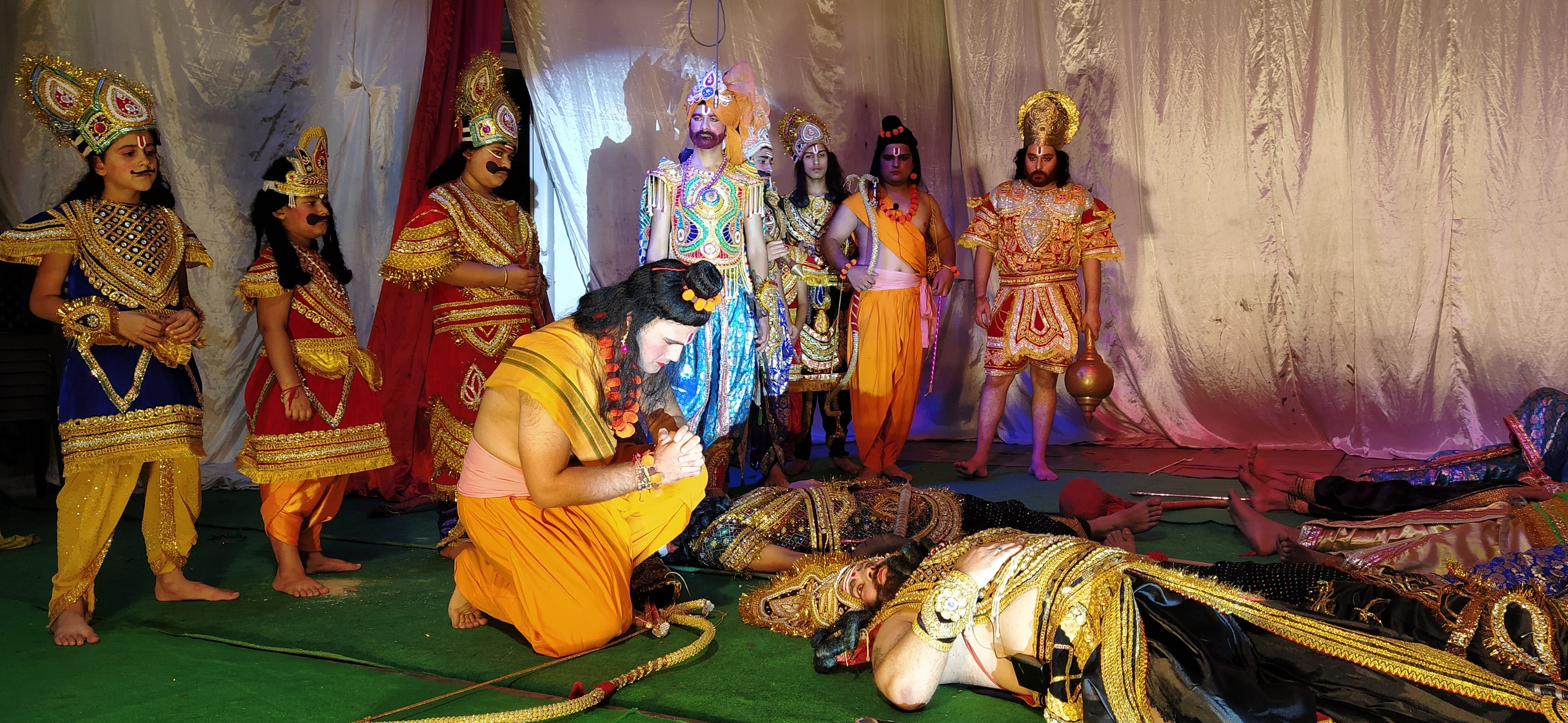 राम के हाथों रावण के मारे जाने का दृश्य मंचित करते हुए कलाकार। राम के हाथों रावण के मारे जाने का दृश्य मंचित करते हुए कलाकार।