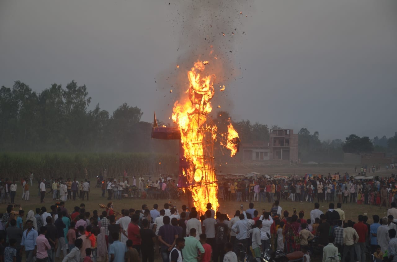 ककरौली के गांव बेहड़ा सादात में रावण का पुतला दहन होते हुए।