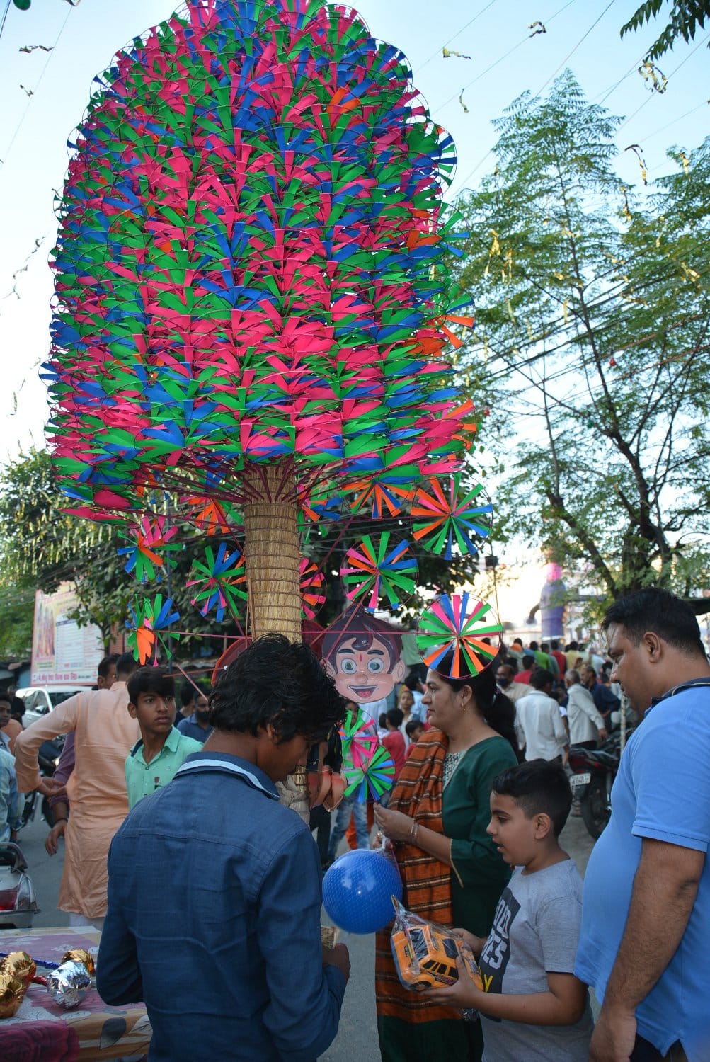विजयदशमी पर्व पर खिलौनों की खरीददारी करते बच्चे।