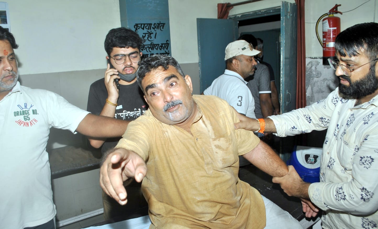 शामली सीएचसी में जहर खाए आढ़ती को लेकर पहुंचे परिजन।