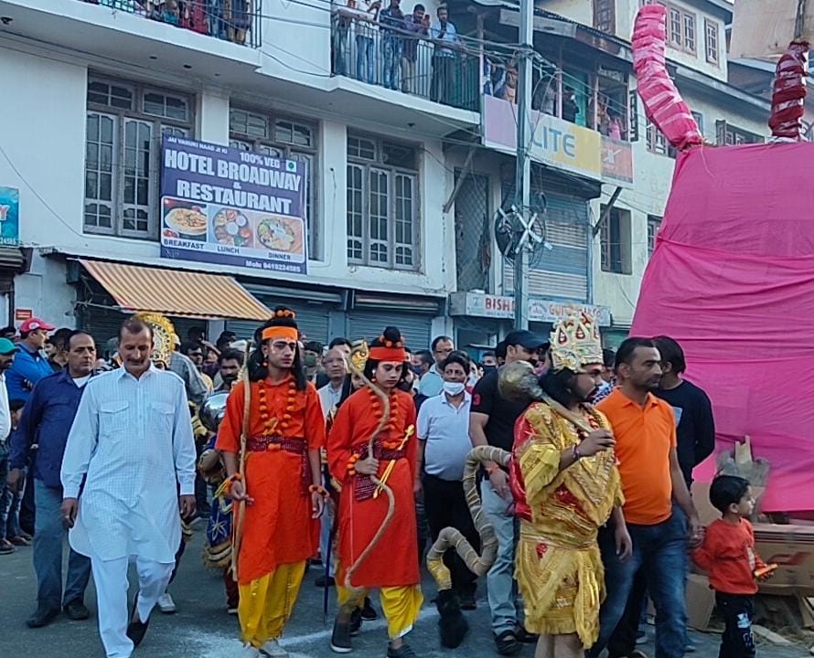 भद्रवाह में विजयदशमी पर निकाली गई झांकी व लोगों के सामने जलता रावण, मेघनाथ व कुंभकर्ण का पुतला भद्रवाह में विजयदशमी पर निकाली गई झांकी व लोगों के सामने जलता रावण, मेघनाथ व कुंभकर्ण का पुतला