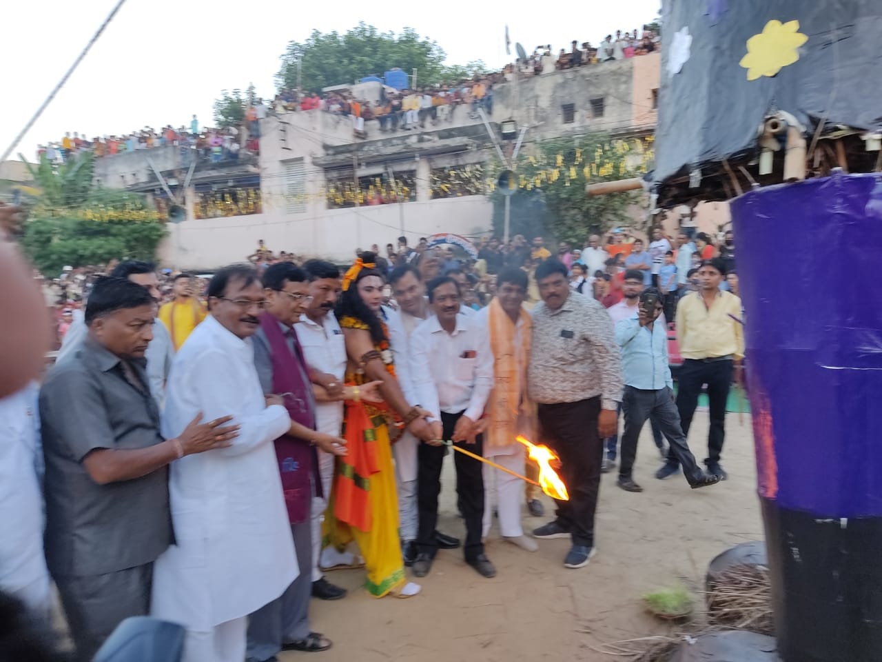 मुजफ्फरनगर में  विजयदशमी पर पटेलनगर में  पुतलों का दहन करते अतिथि।