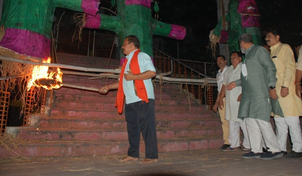 शामली हनुमान धाम पर रावण के पुतले में आग लगाते मुख्यअतिथी शामली हनुमान धाम पर रावण के पुतले में आग लगाते मुख्यअतिथी