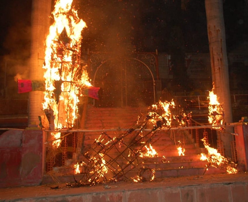 शामली हनुमान धाम पर जलता रावध मेघनाथ व क़ुम्भकरण पुतला शामली हनुमान धाम पर जलता रावध मेघनाथ व क़ुम्भकरण पुतला
