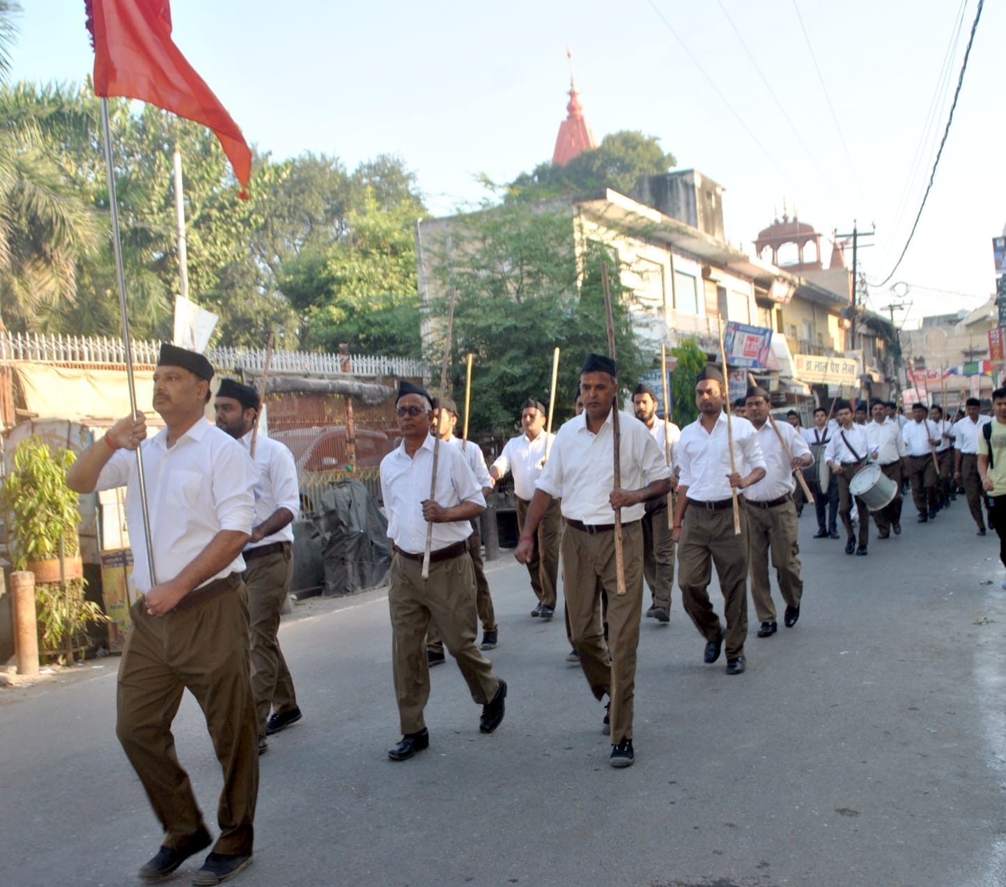शामली विजयदशमी पर पथ संचलन निकालते राष्ट्रीय स्वंय सेवक संघ के कार्यकर्ता शामली विजयदशमी पर पथ संचलन निकालते राष्ट्रीय स्वंय सेवक संघ के कार्यकर्ता