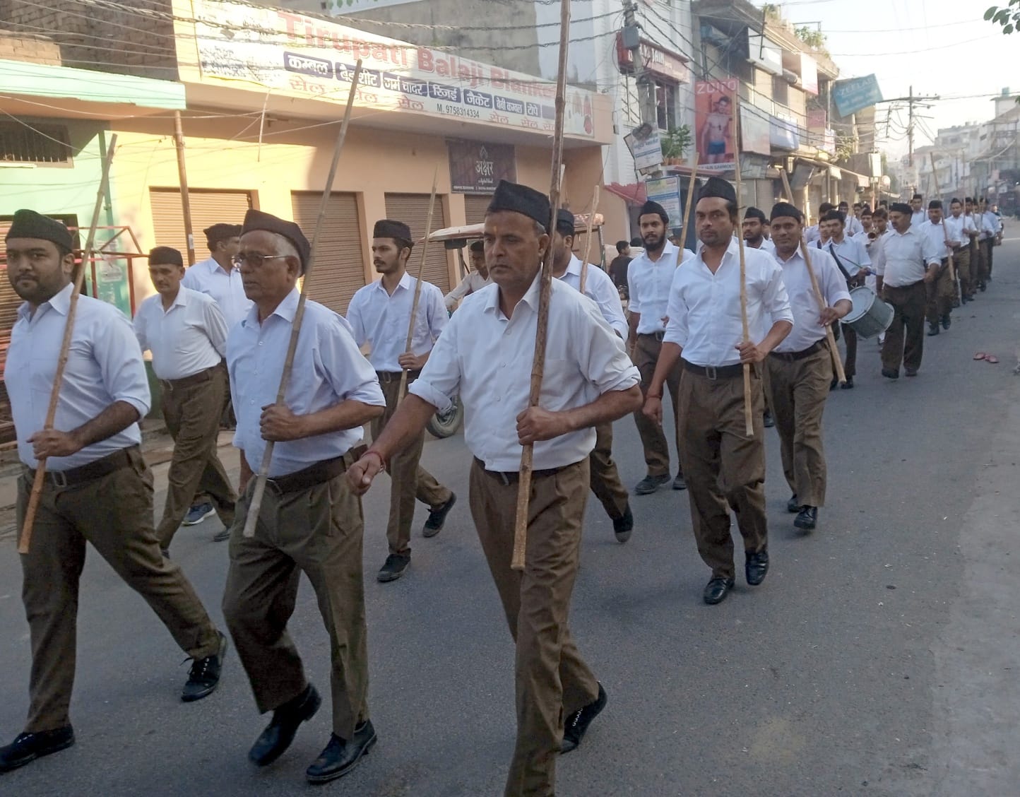 शामली विजयदशमी पर पथ संचलन निकालते राष्ट्रीय स्वंय सेवक संघ के कार्यकर्ता शामली विजयदशमी पर पथ संचलन निकालते राष्ट्रीय स्वंय सेवक संघ के कार्यकर्ता