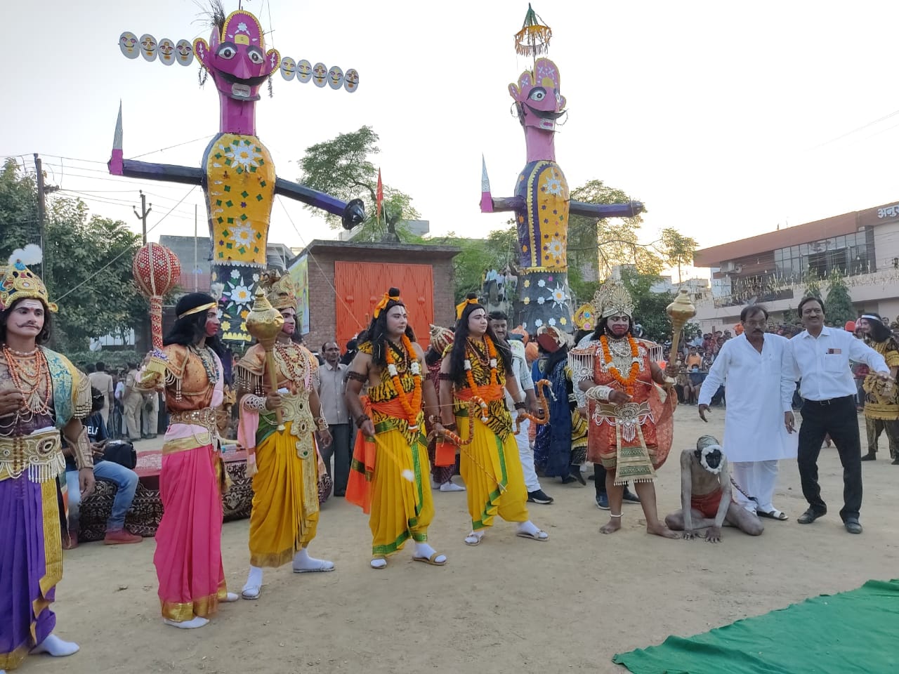 मुजफ्फरनगर में  विजयदशमी पर पटेलनगर में  रावण ,मेधनाथ के पूतले व मंचन करते कलाकार।