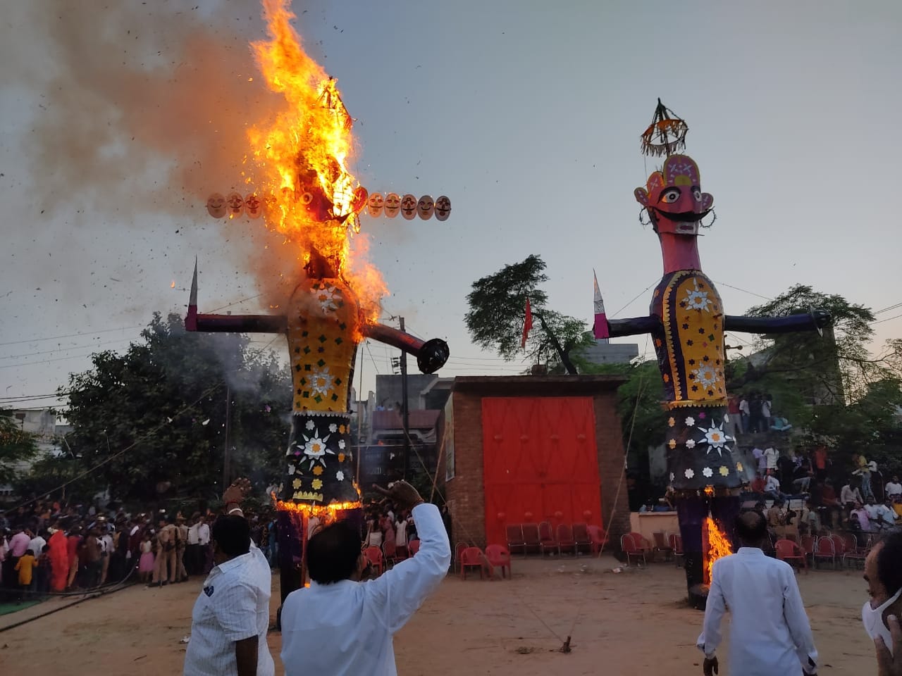 मुजफ्फरनगर में विजयदशमी पर पटेलनगर में धू धू कर जलता रावण, मेघनाद के पुतले।