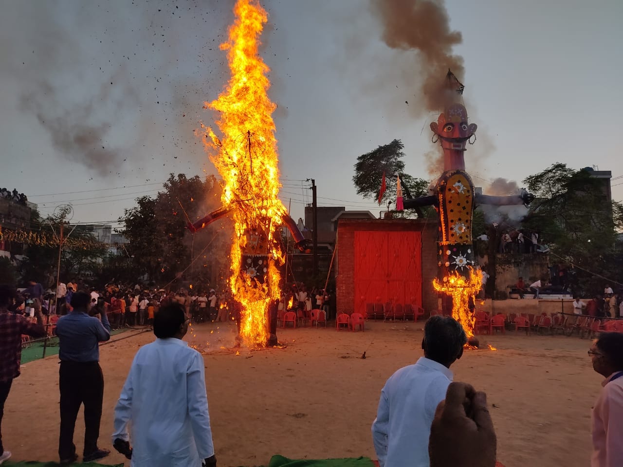 मुजफ्फरनगर में विजयदशमी पर पटेलनगर में धू धू कर जलते रावण, मेघनाद के पुतले।